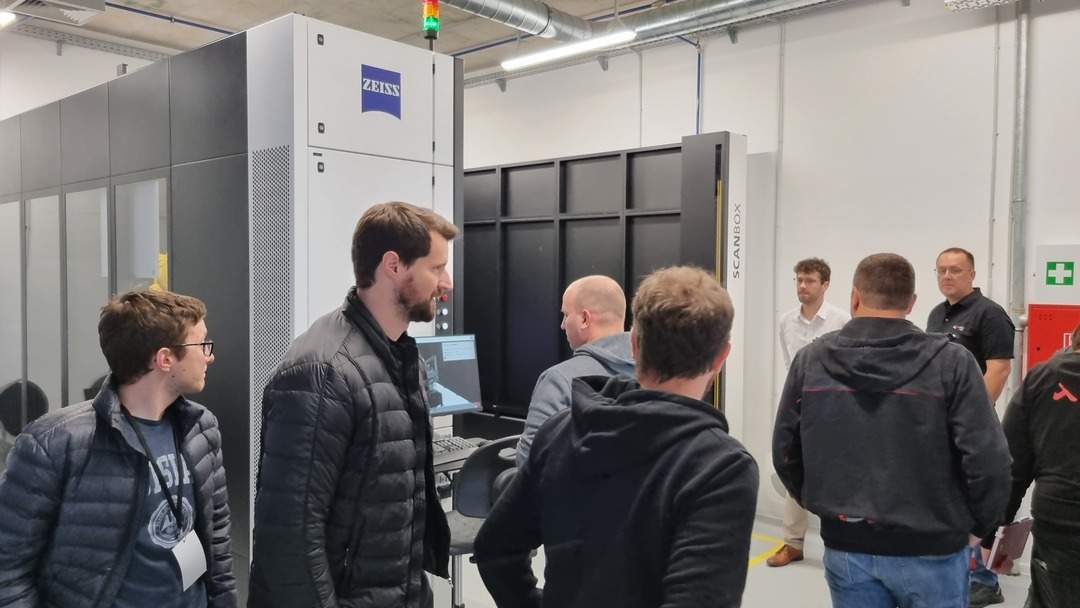 Strokovnjaki Topomatike so odgovarjali na vprašanja o ScanBoxu v laboratoriju podjetja.jpg